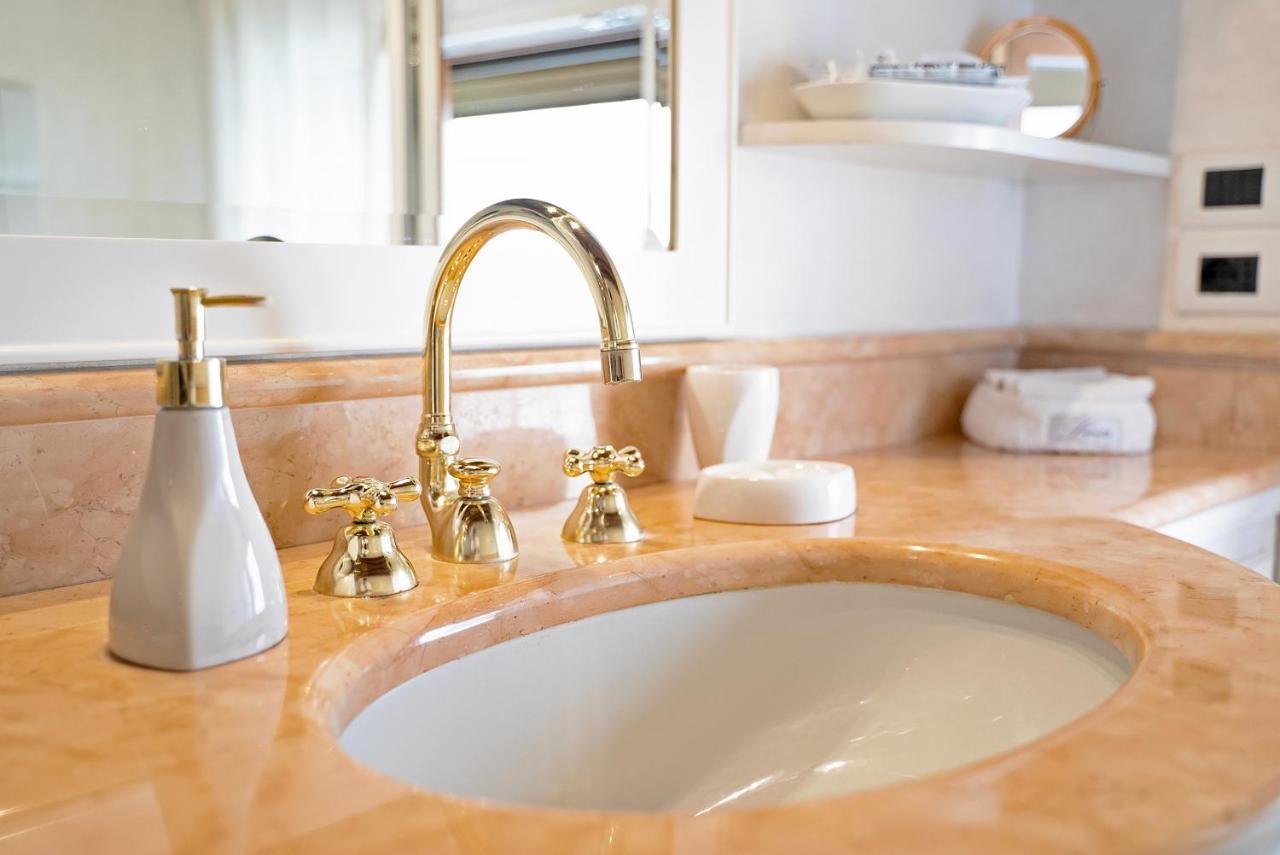 Mini Suite Deluxe Isola Di Mezzo เตรวิโซ ภายนอก รูปภาพ
